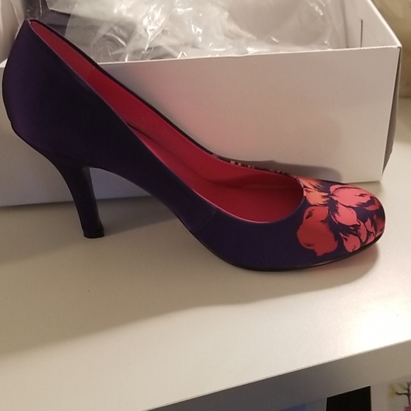 NEW IN BOX Nine West Pumps - Picture 2 of 5